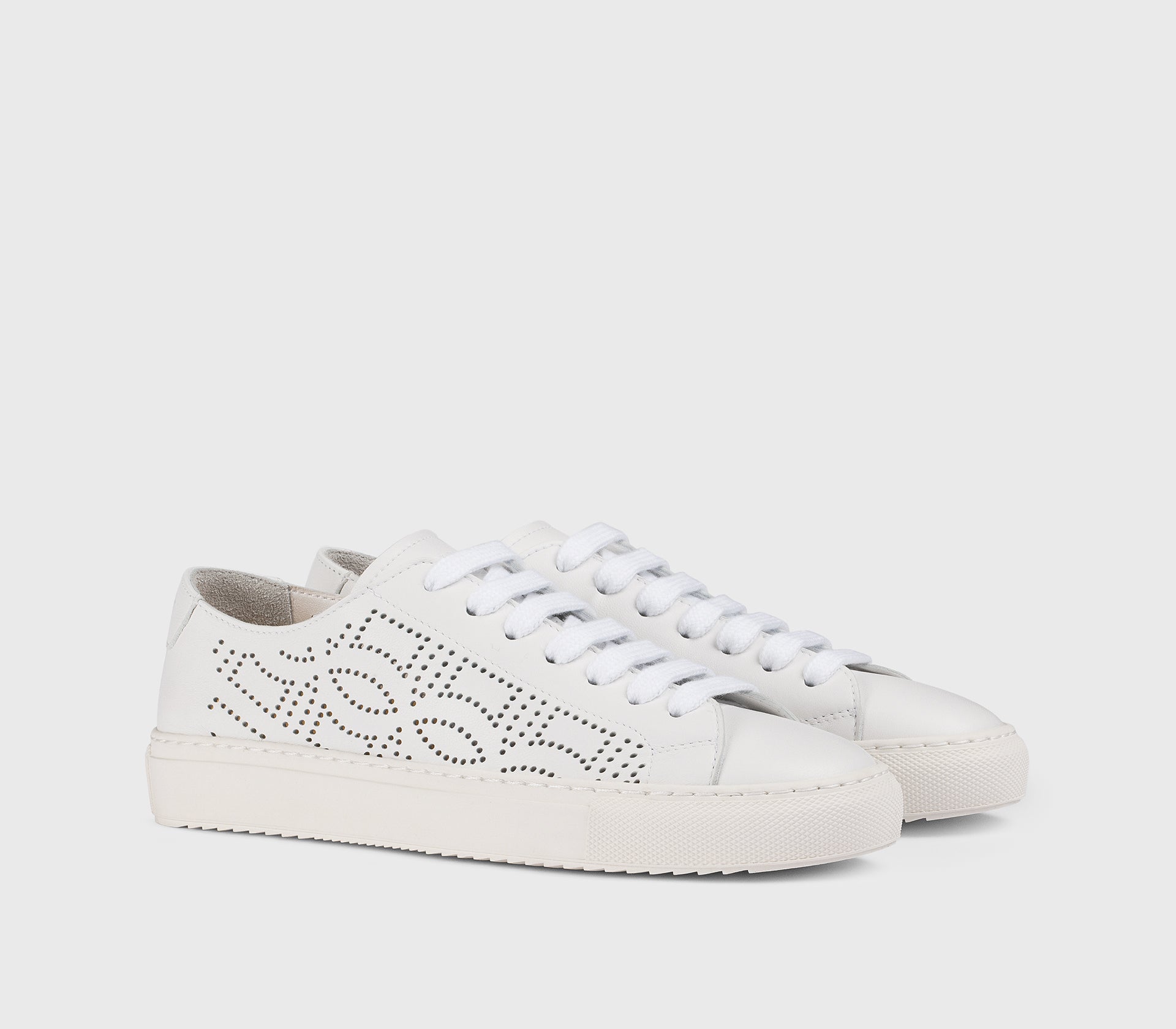 Кроссовки из перфорированной кожи белого цвета