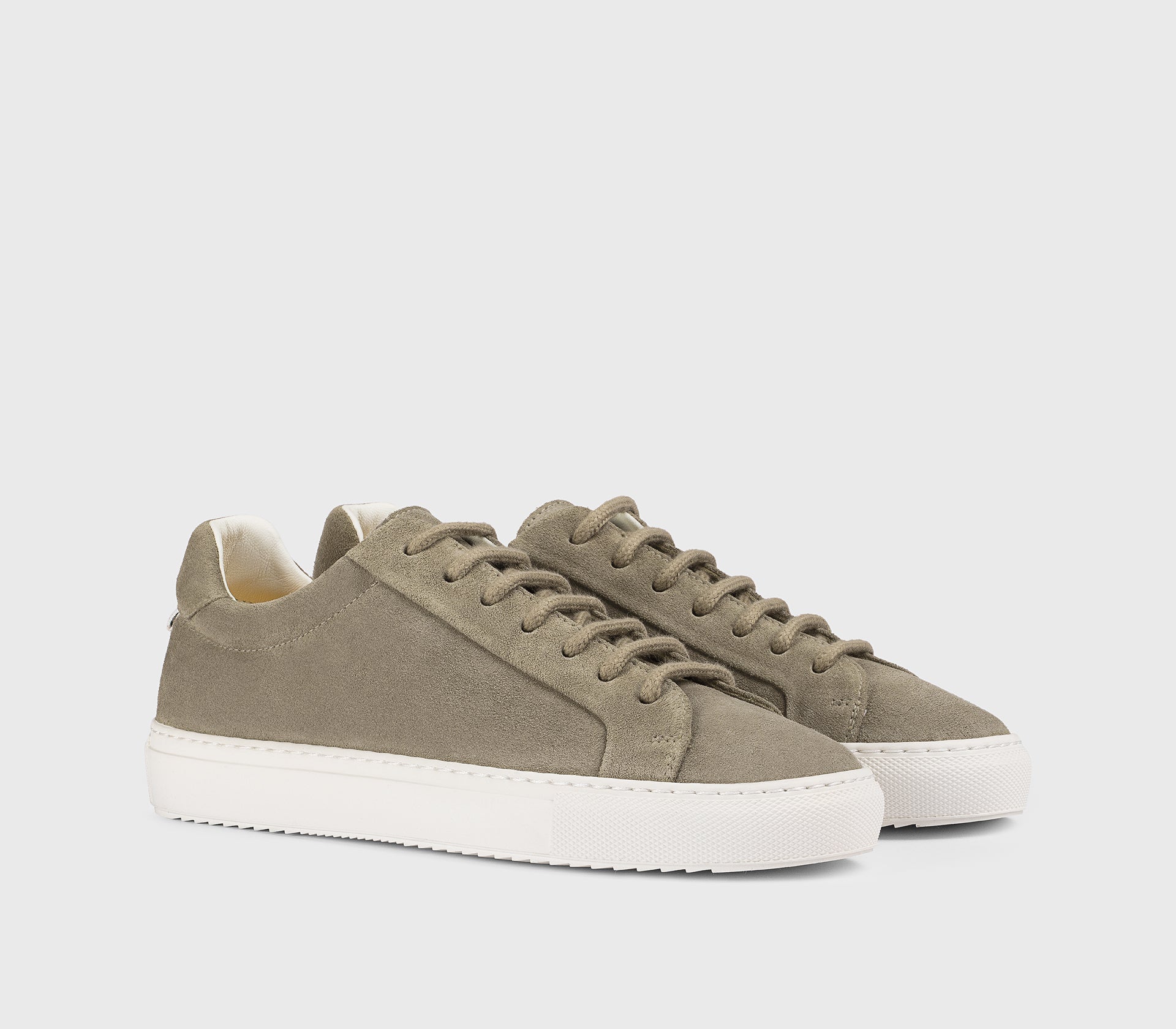 Sneaker aus Veloursleder im Farbton „Schlammbraun“