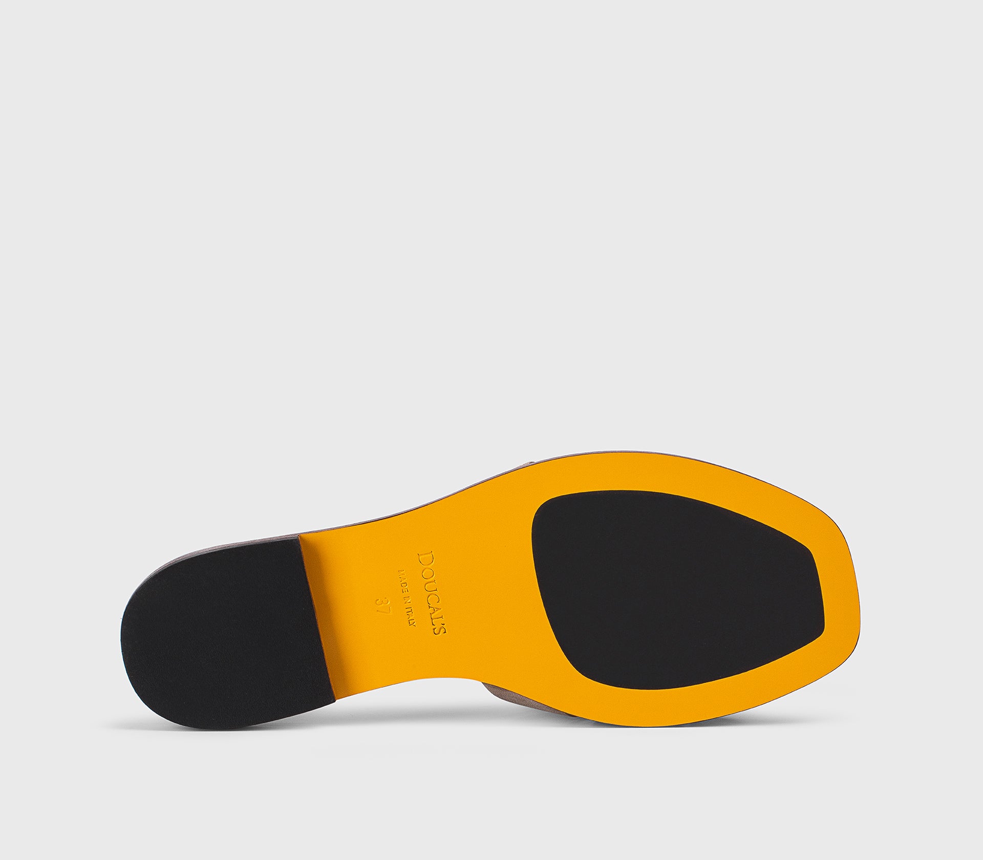 Sandale avec micro-clous en daim gris chaud