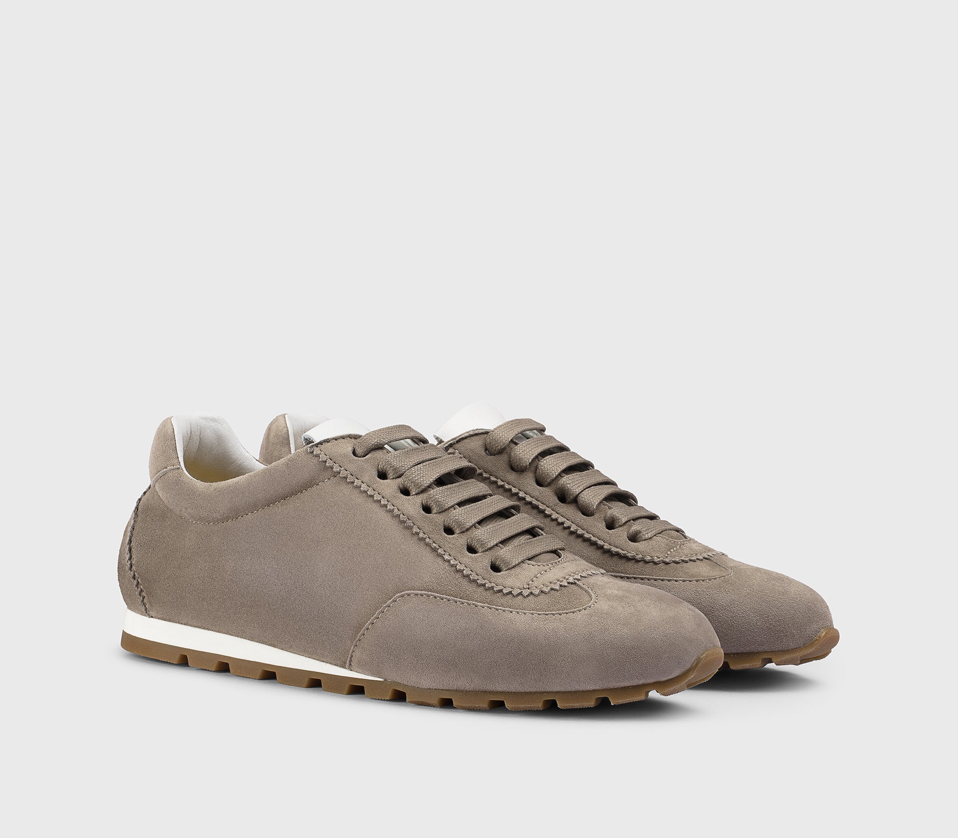 Кроссовки из замши в теплом сером цвете