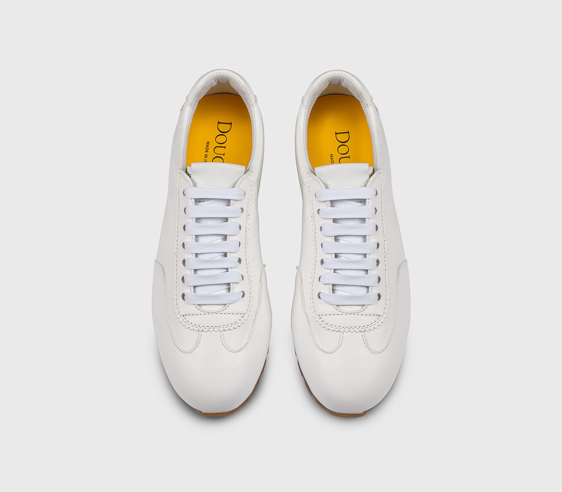 Sneaker aus Leder in einem warmen Weißton