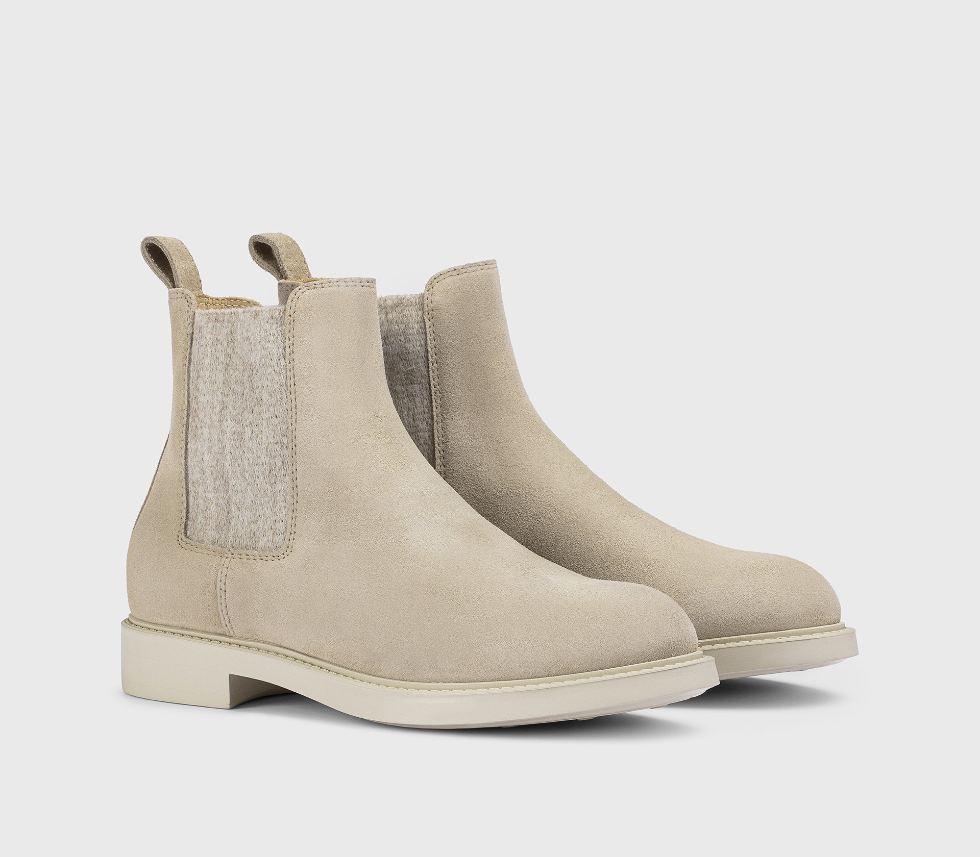 Stiefelette aus sandfarbenem Veloursleder