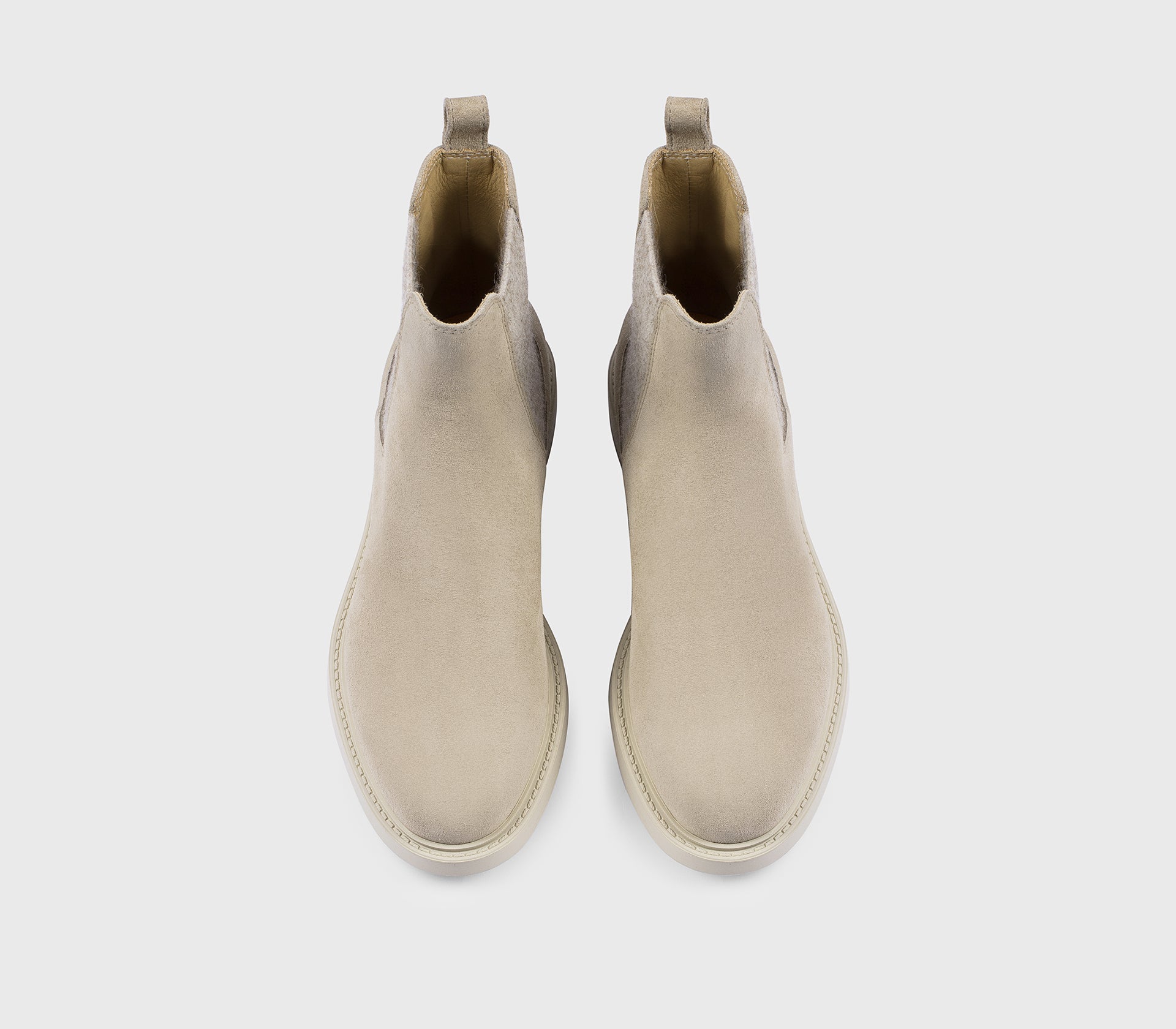 Stiefelette aus sandfarbenem Veloursleder