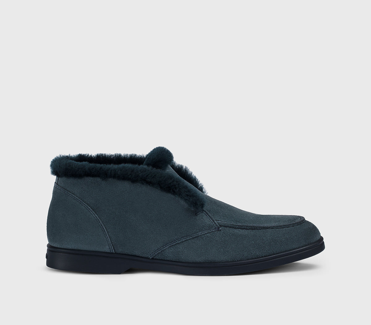 Desert Boot mit Fellbesatz aus blauem Veloursleder