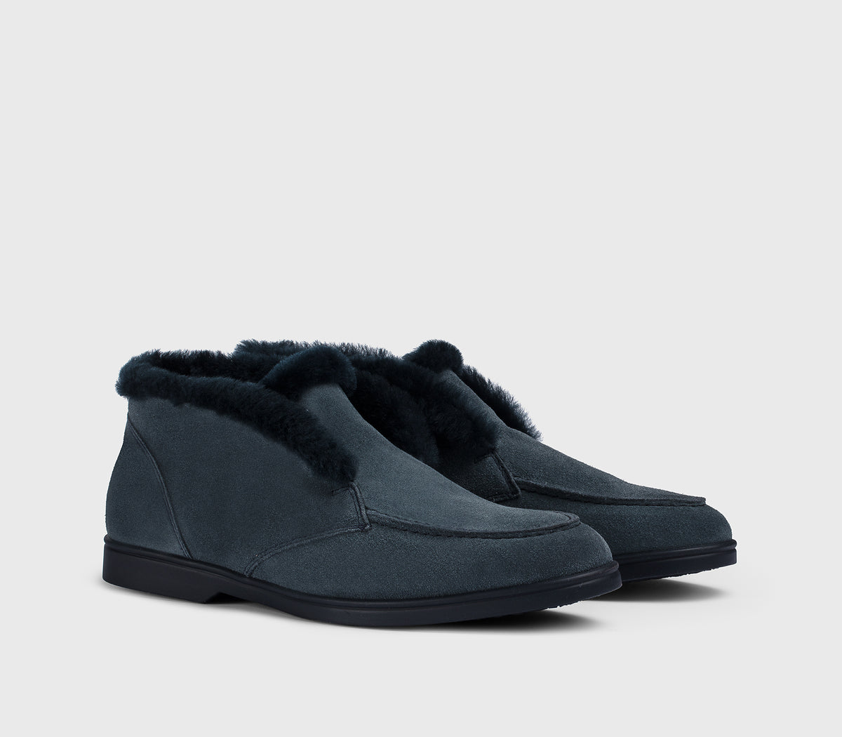Desert Boot mit Fellbesatz aus blauem Veloursleder