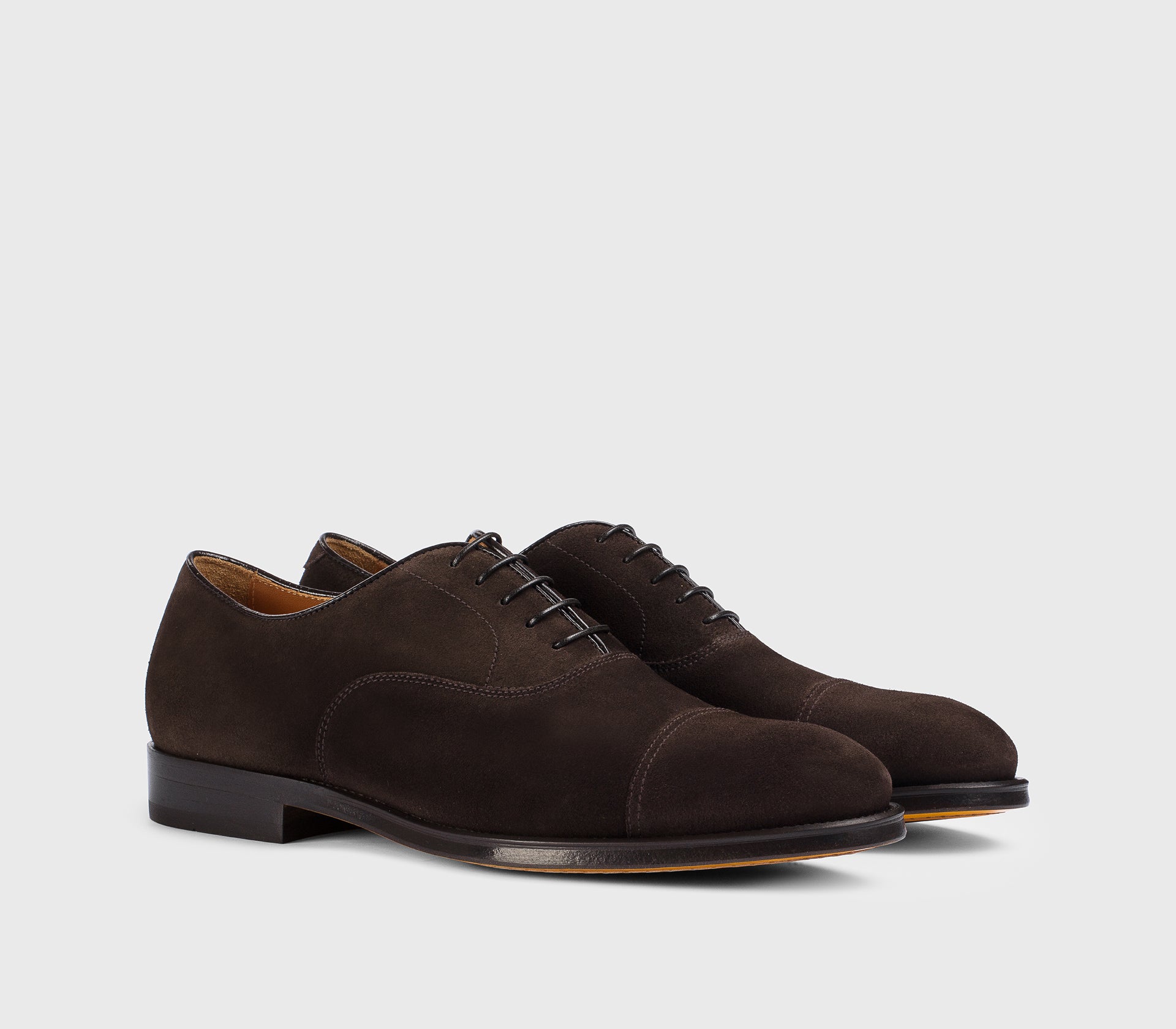 Schnürschuh aus erdfarbenem Veloursleder