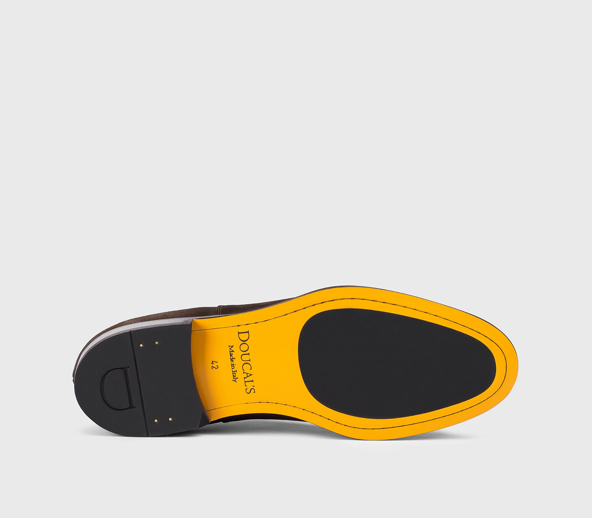 Schnürschuh aus erdfarbenem Veloursleder