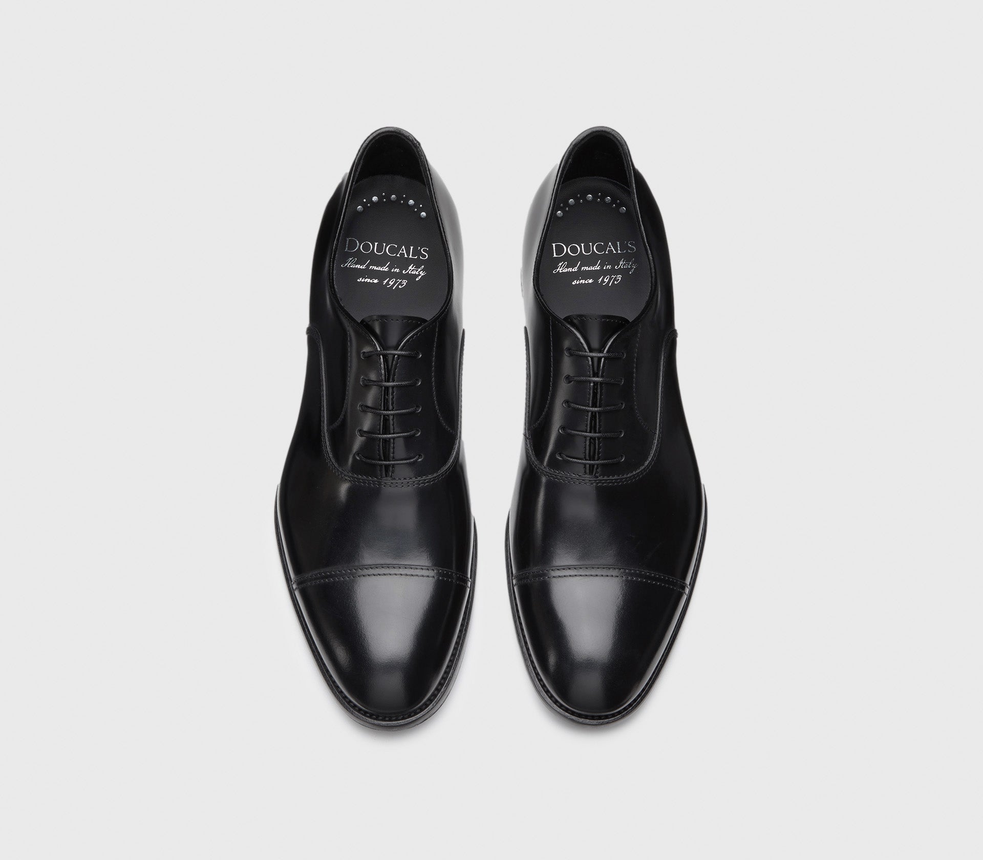Schnürschuh aus schwarzem leder