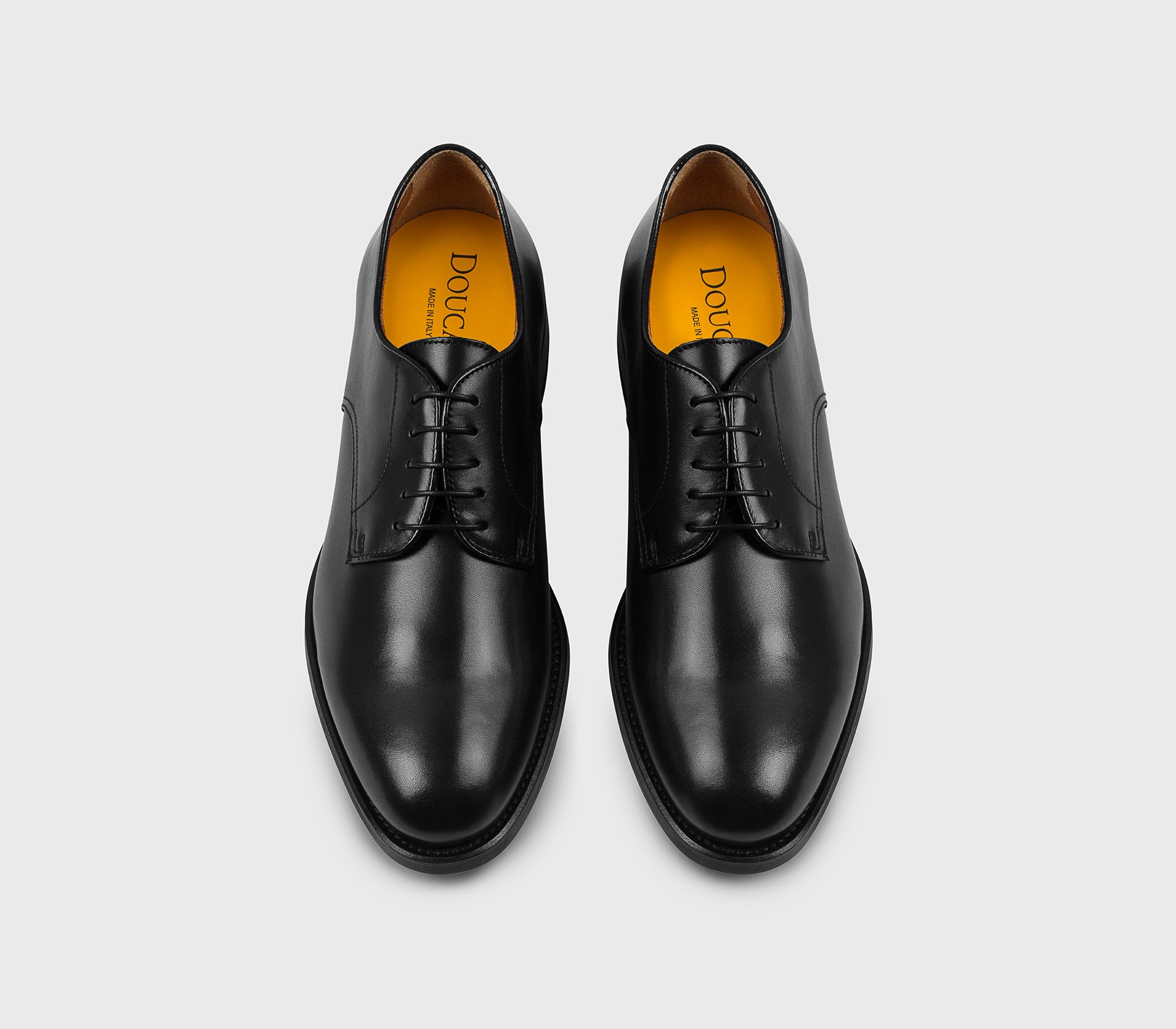 Derby-Schnürschuh aus schwarzem Leder