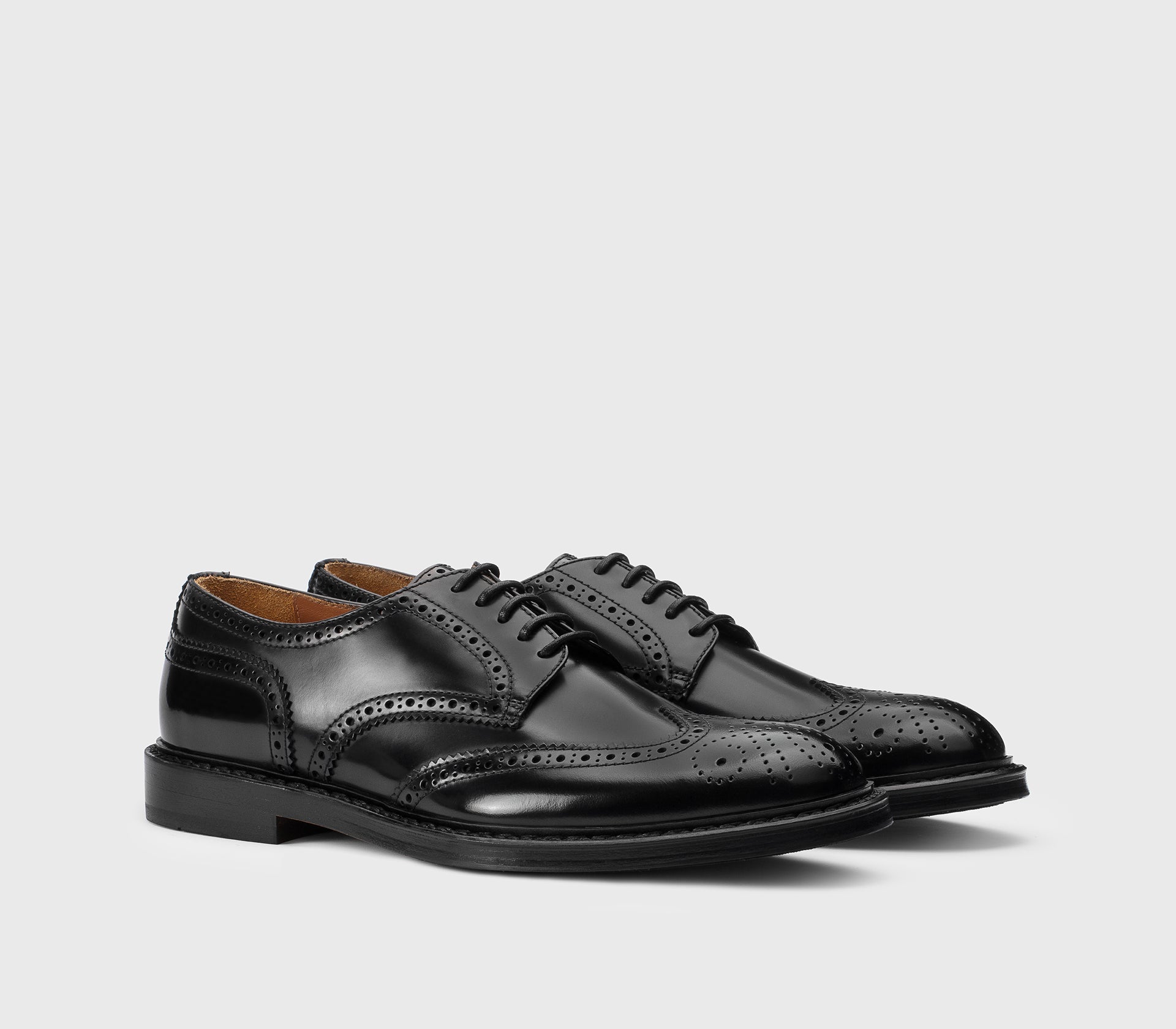 Wingtip-Schnürschuh aus schwarzem Leder