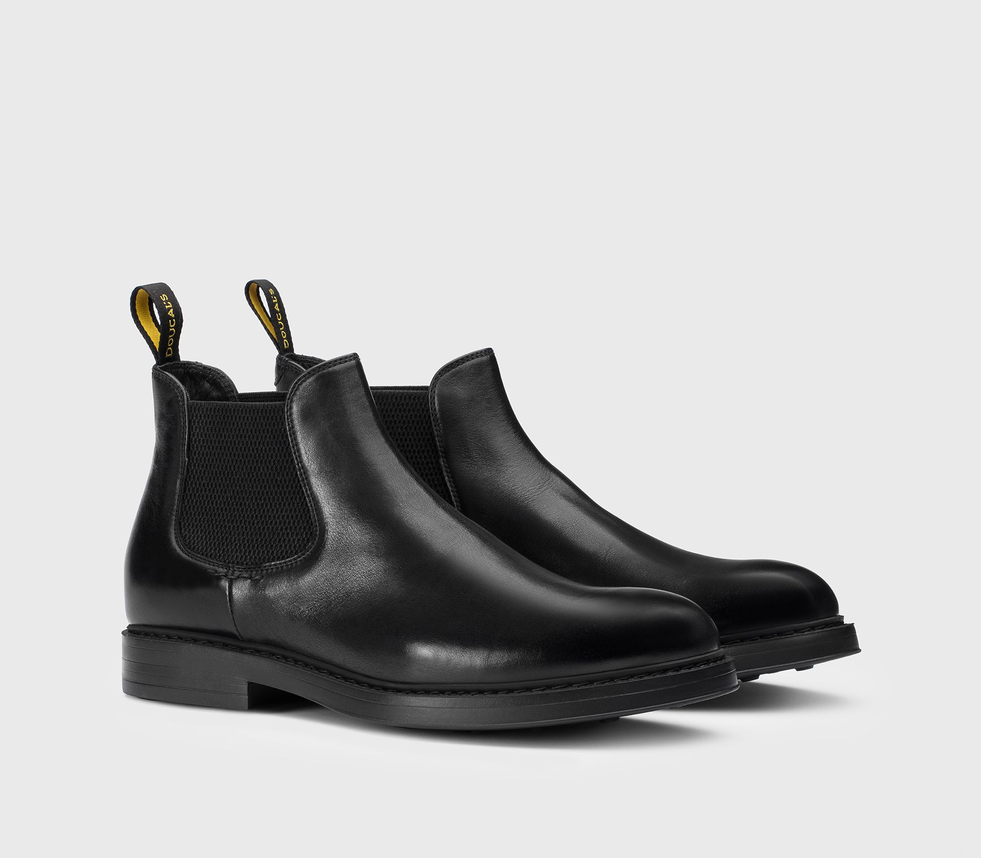 Bottine en cuir noir.