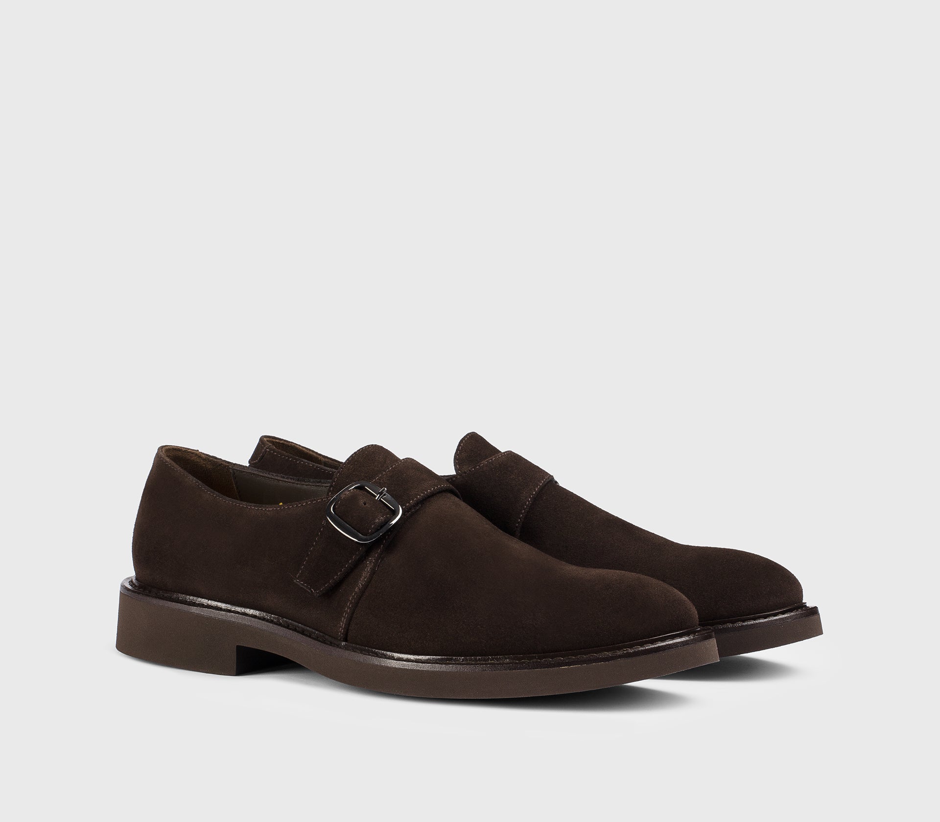 Schuh mit einer Schnalle aus erdbraunem Veloursleder