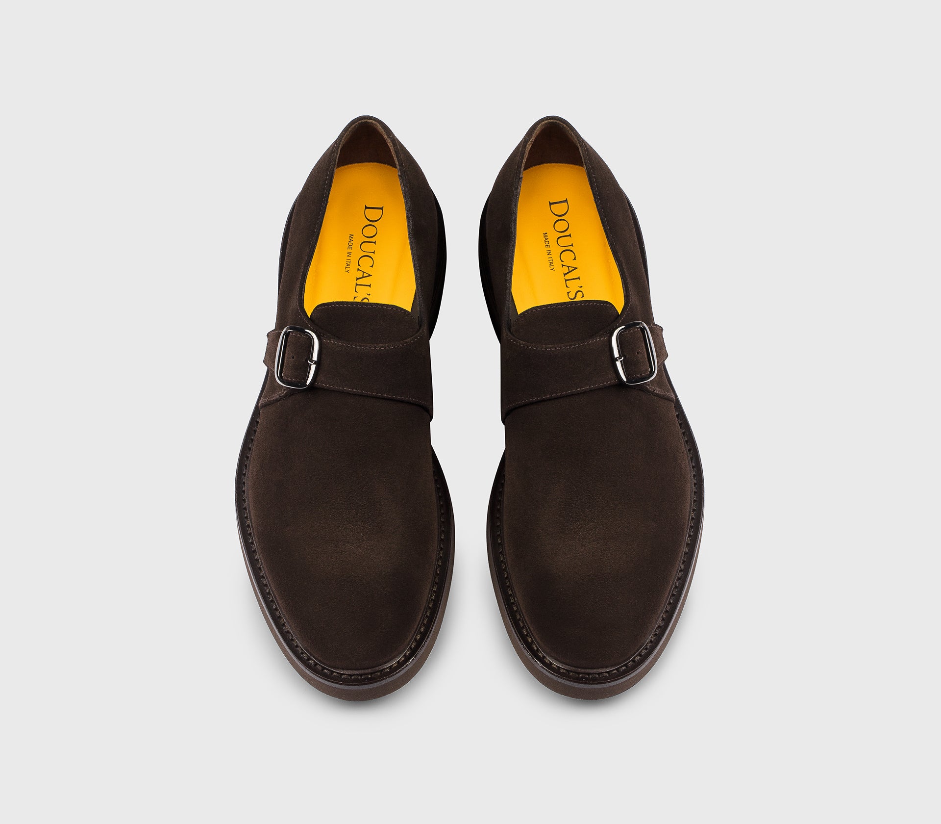 Schuh mit einer Schnalle aus erdbraunem Veloursleder