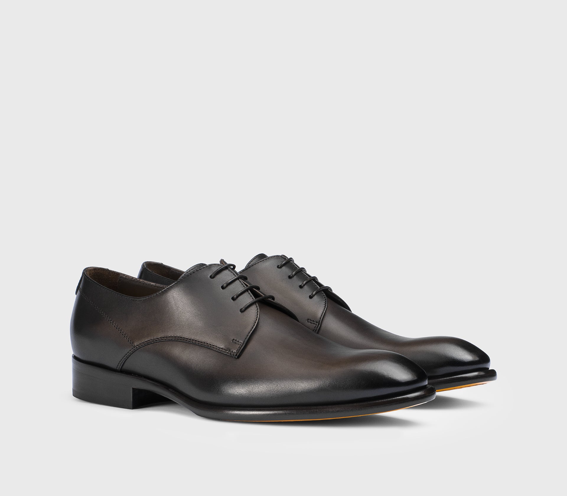 Schnürschuh aus schwarzbraunem Leder