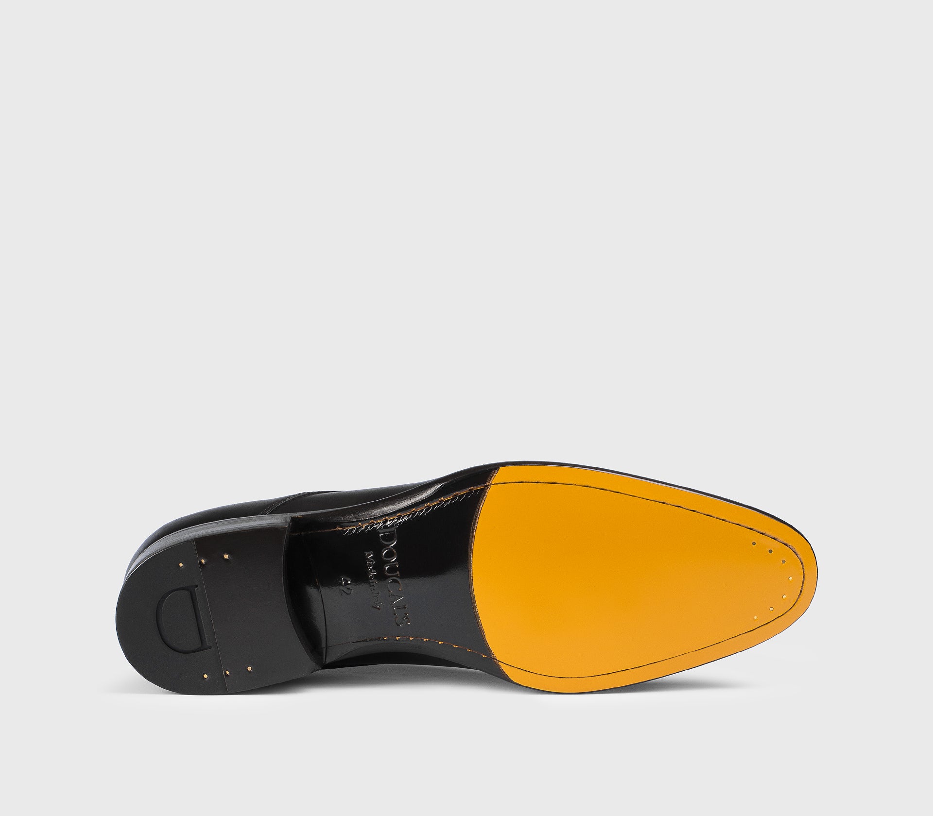 Schnürschuh aus schwarzbraunem Leder