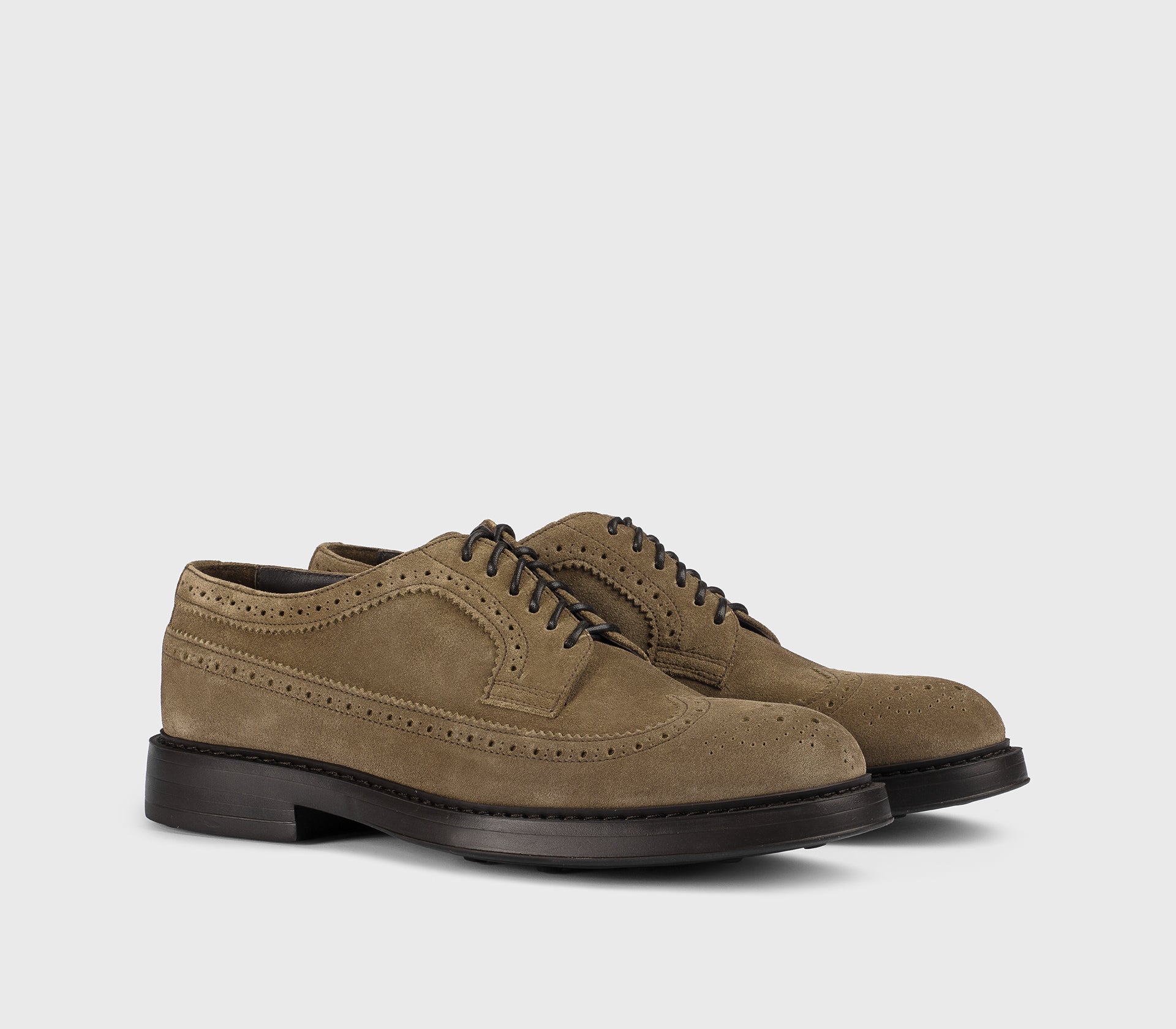 Wingtip-Schnürschuh aus hellbraunem Wildleder