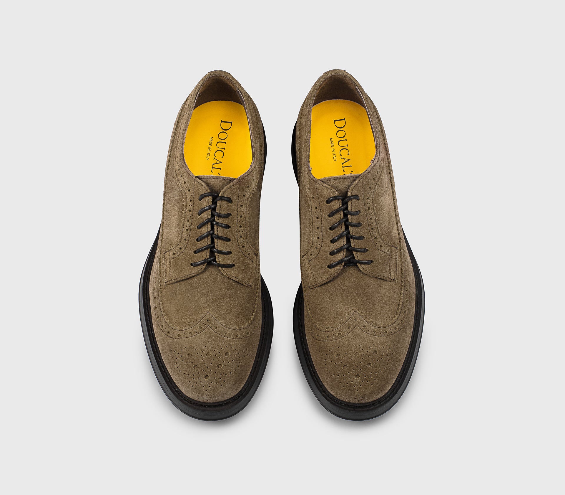 Wingtip-Schnürschuh aus hellbraunem Wildleder