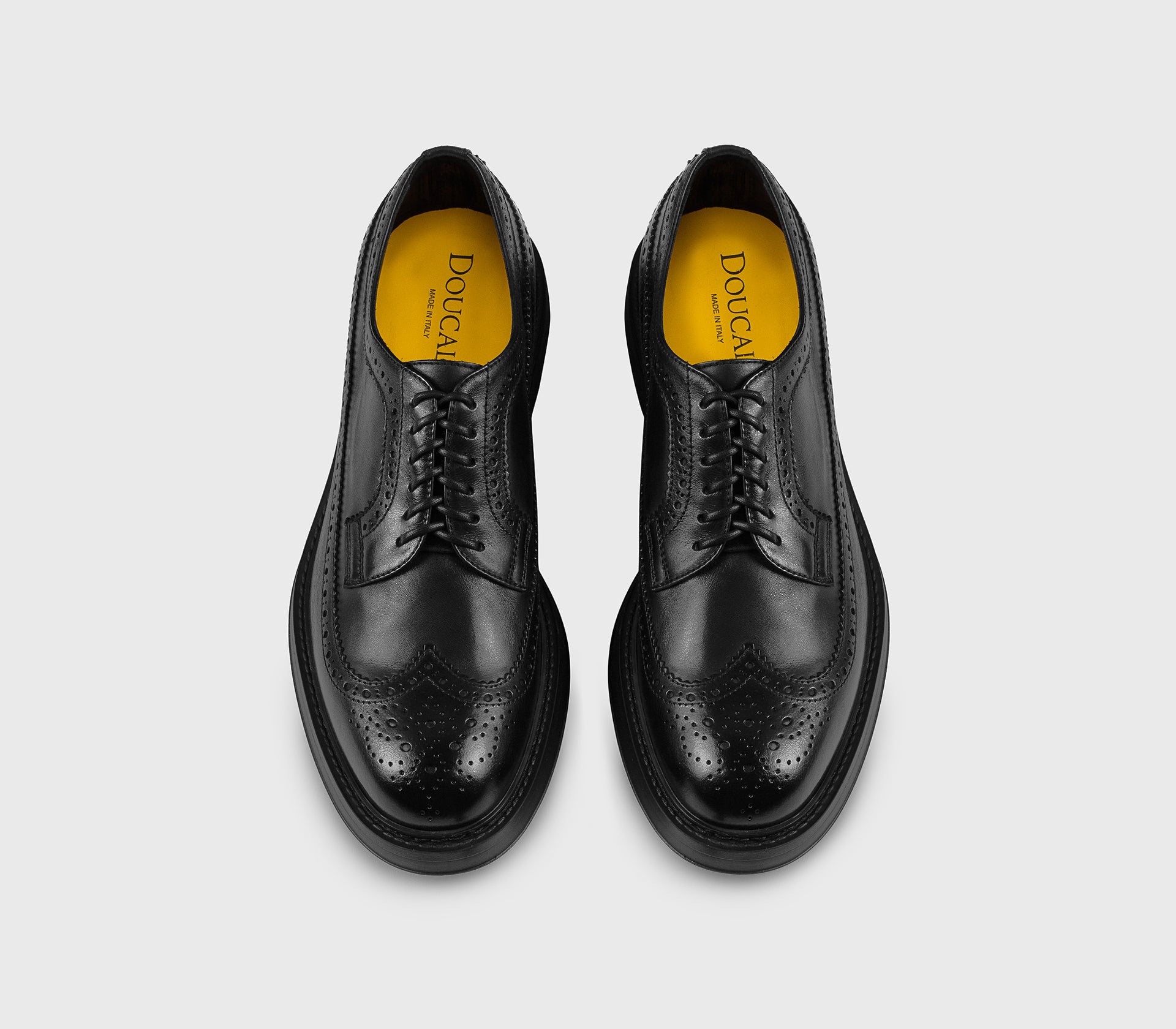 Wingtip-Schnürschuh aus schwarzem Leder