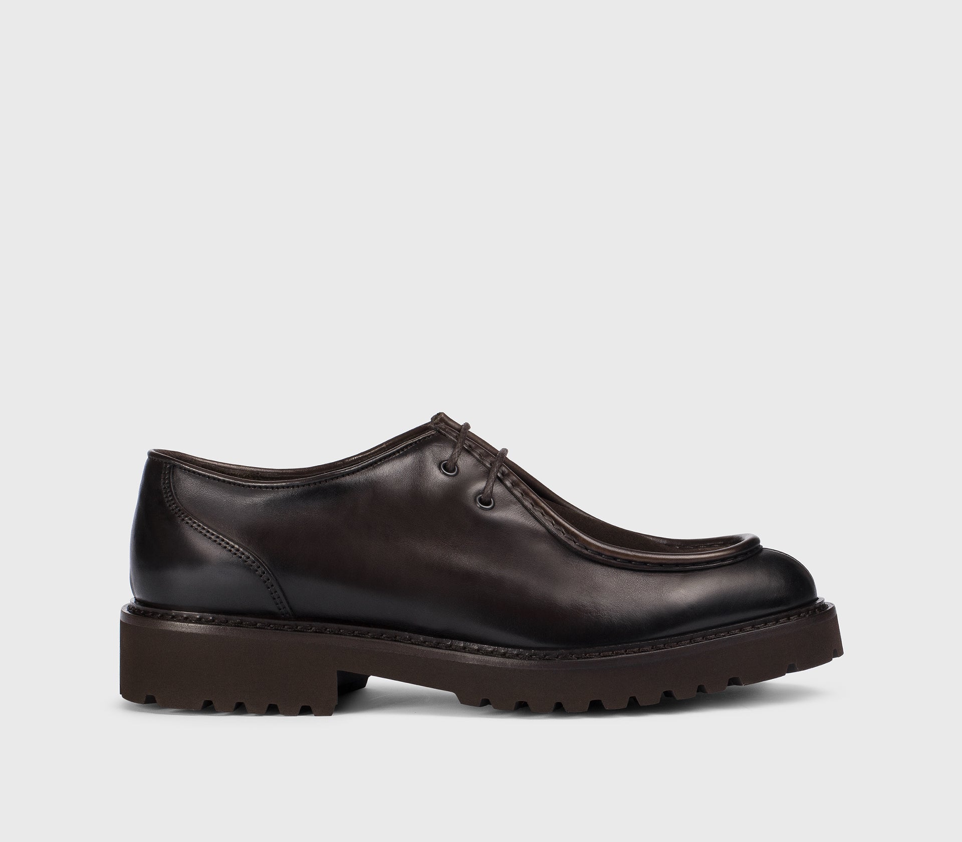 Two-hole leather lace-up with “earth” brown suede detail