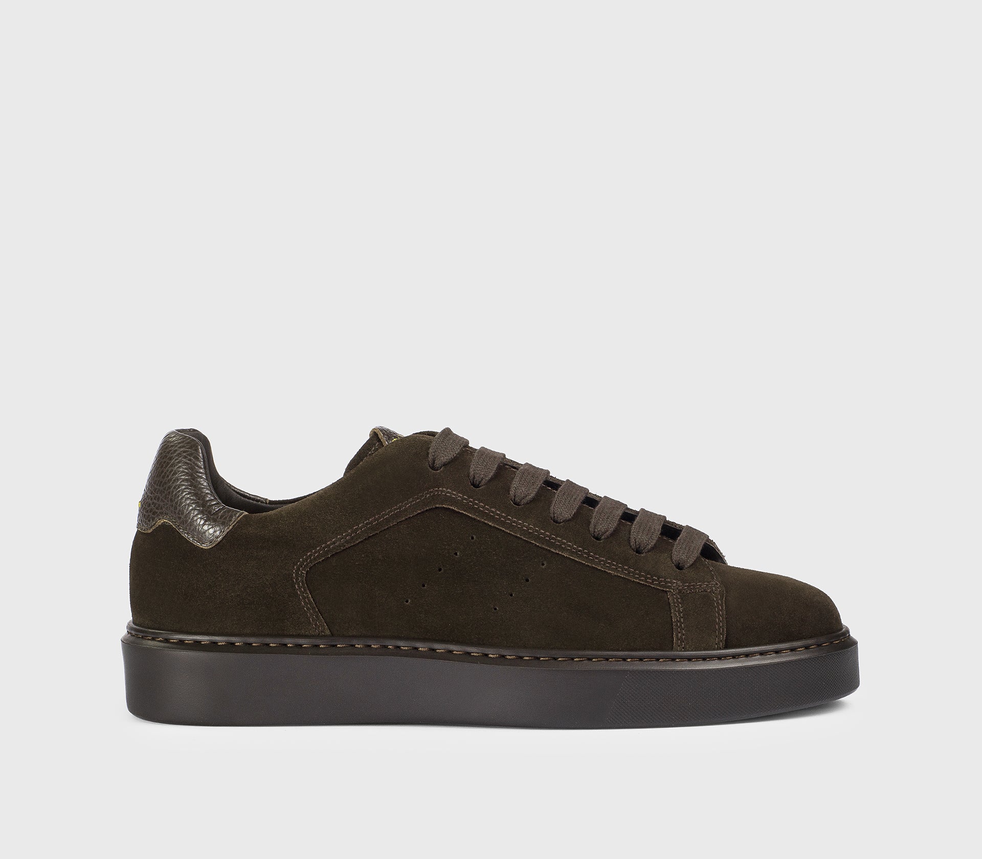 Sneaker aus erdbraunem Veloursleder mit Lederelement