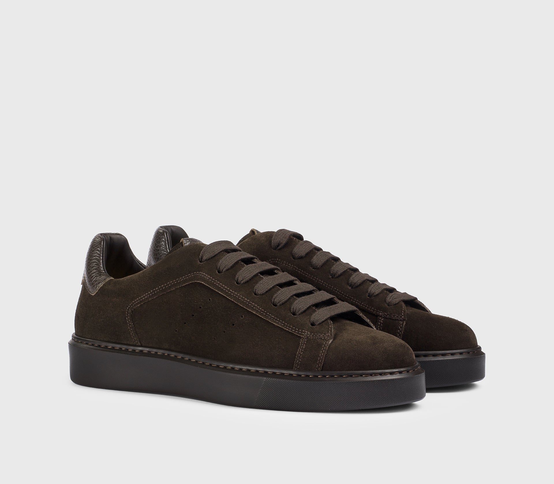 “Earth” brown suede sneaker with leather detail