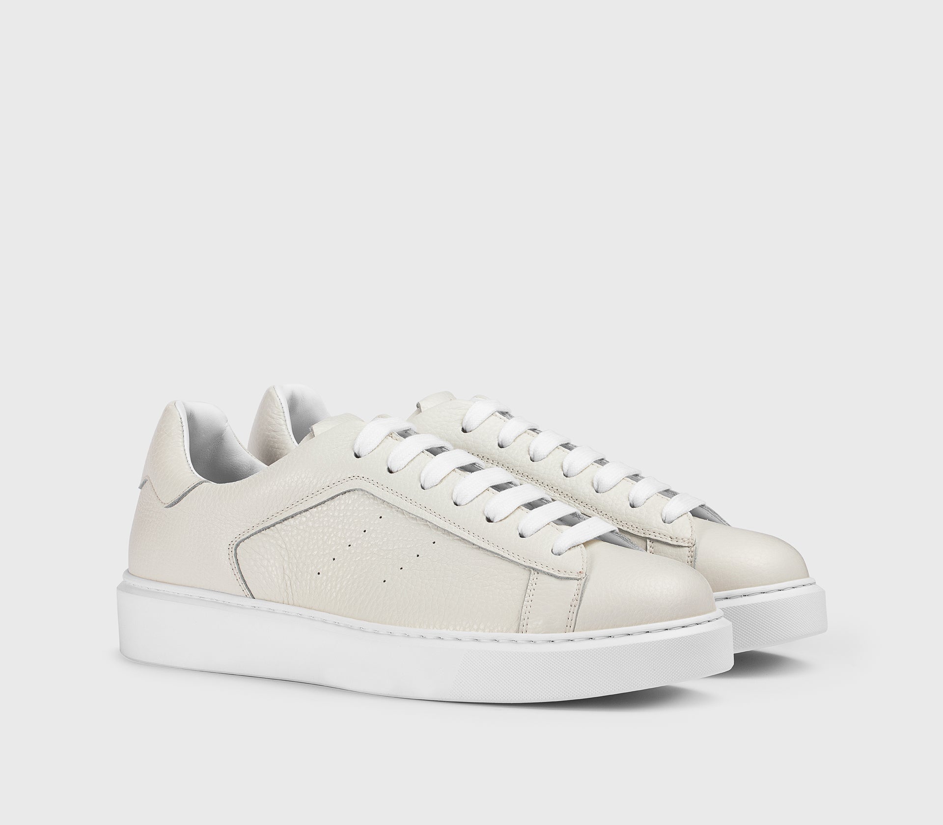 Sneaker aus weißem Walkleder