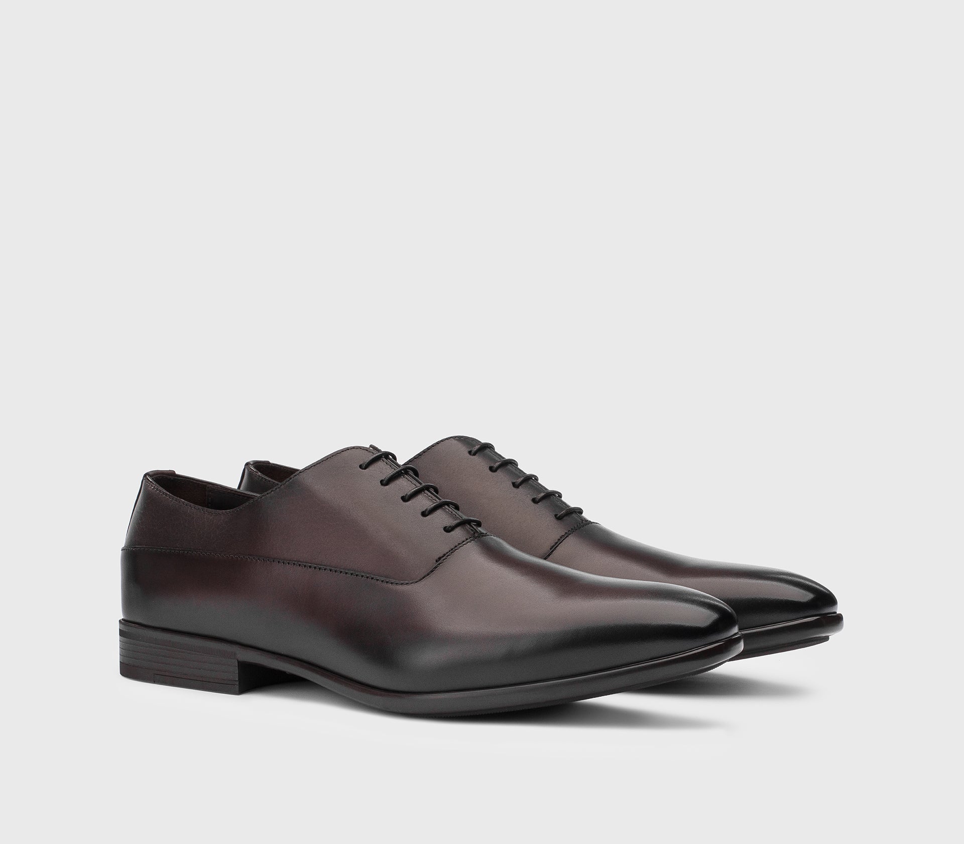Schnürschuh aus schwarzbraunem Leder