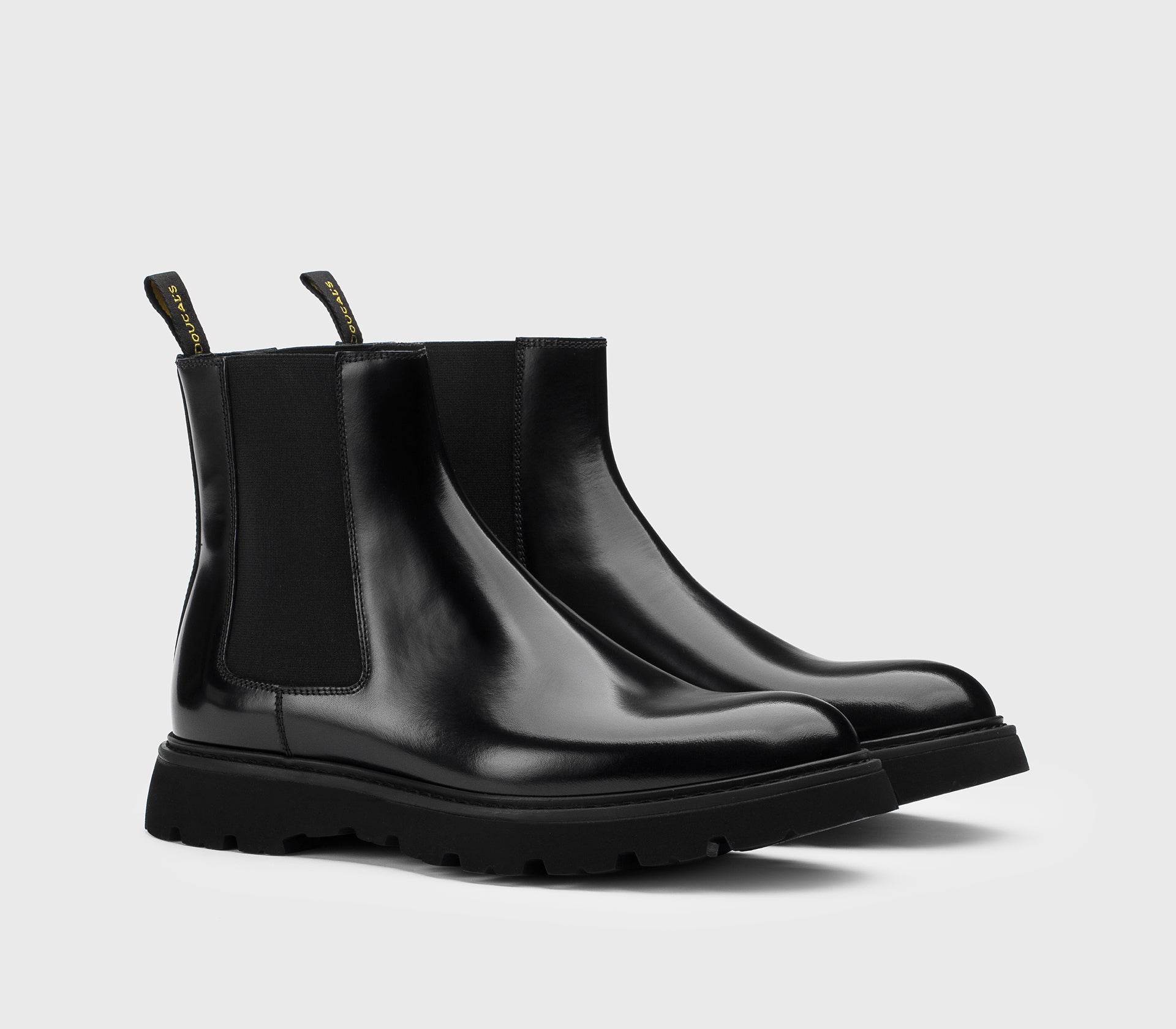Bottine en cuir noir.