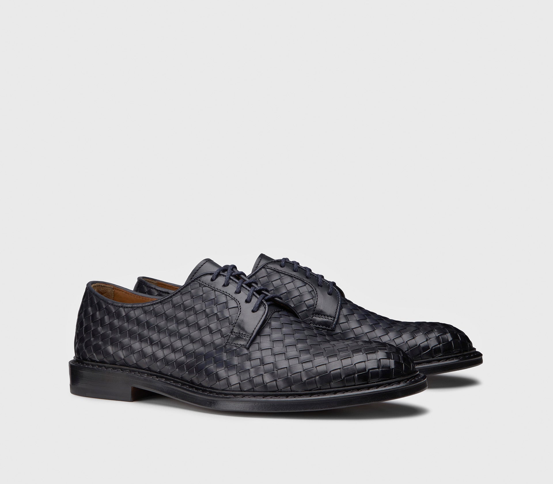 Blaue Schnürschuhe aus geflochtenem Leder