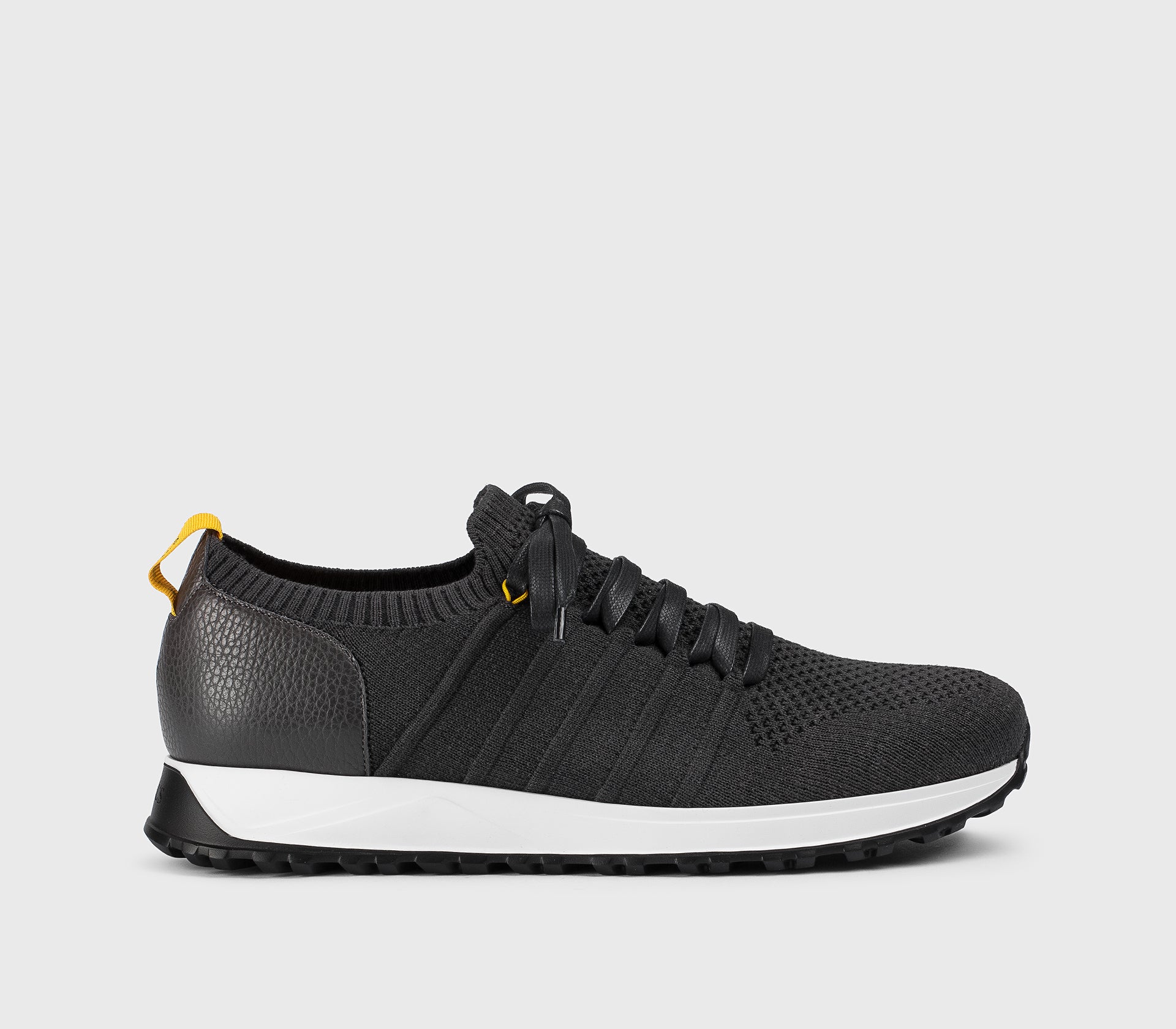 Sneaker aus technischem Gewebe und grauem Leder