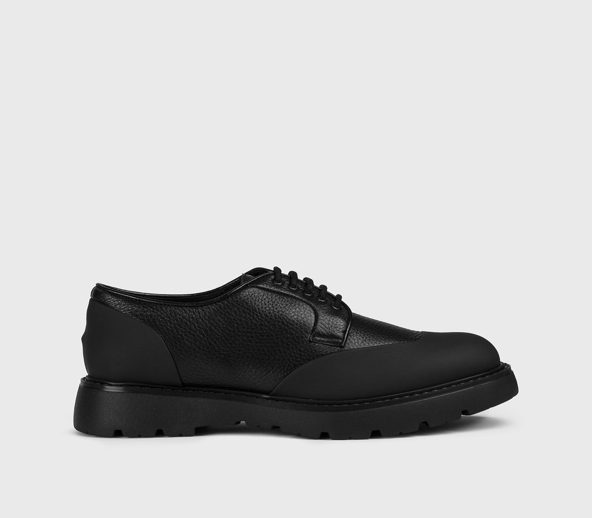 DU3242GOTNPF865NN00 - Stringata in pelle con dettaglio gomma nera