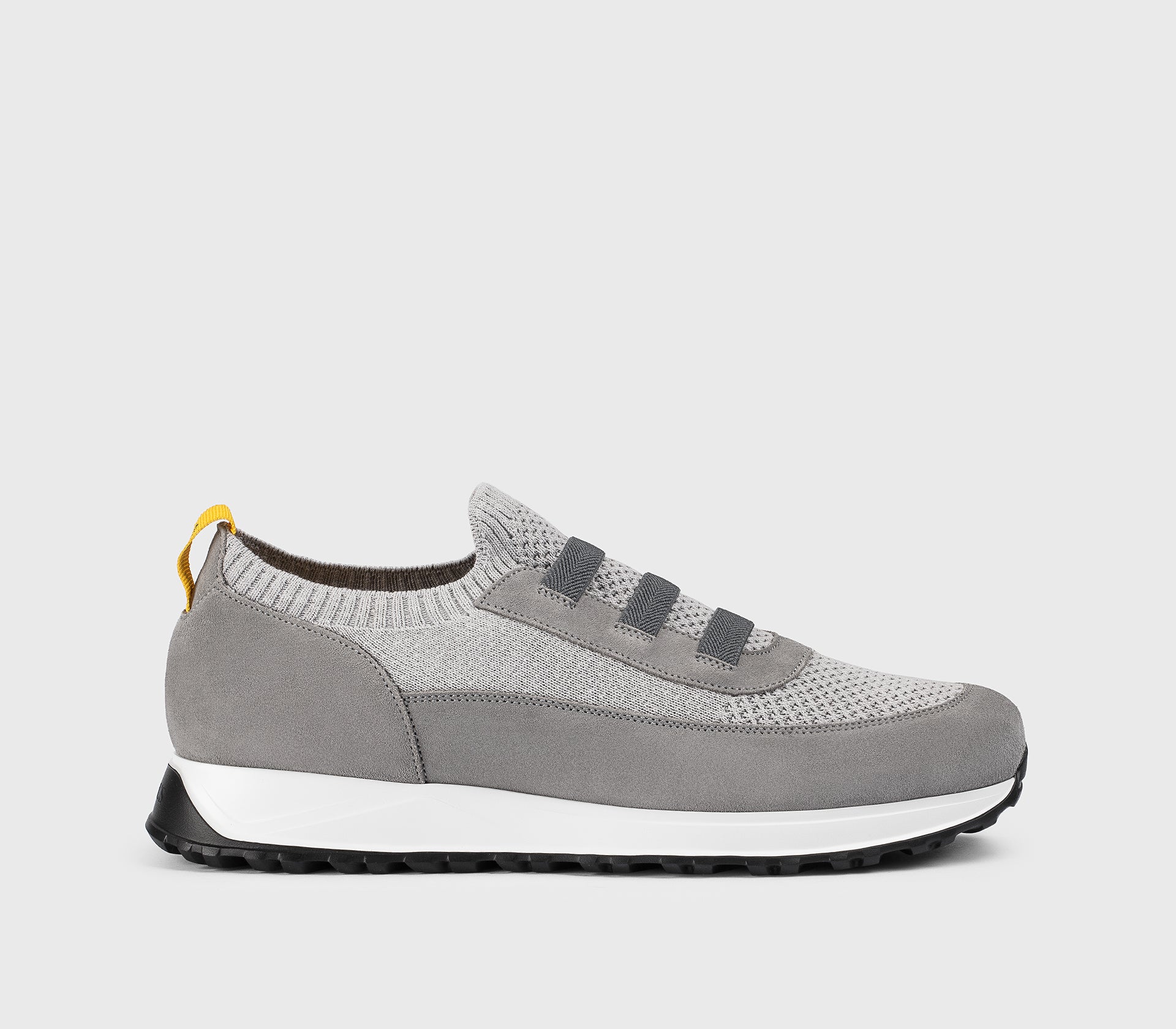 Sneaker aus technischem Gewebe und Veloursleder im Grauton „Iron“