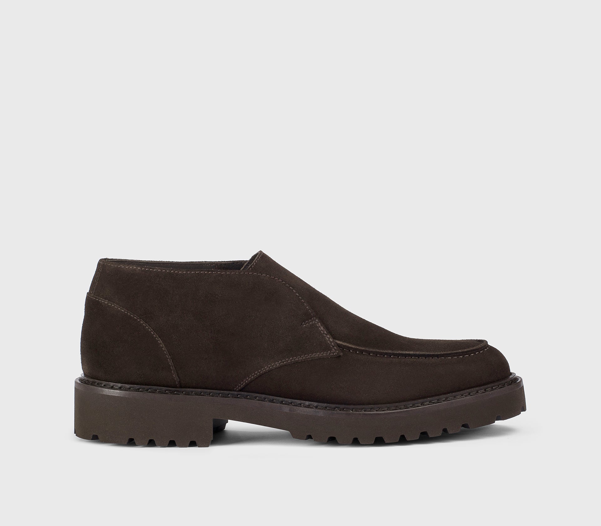 “Earth” brown suede desert boot