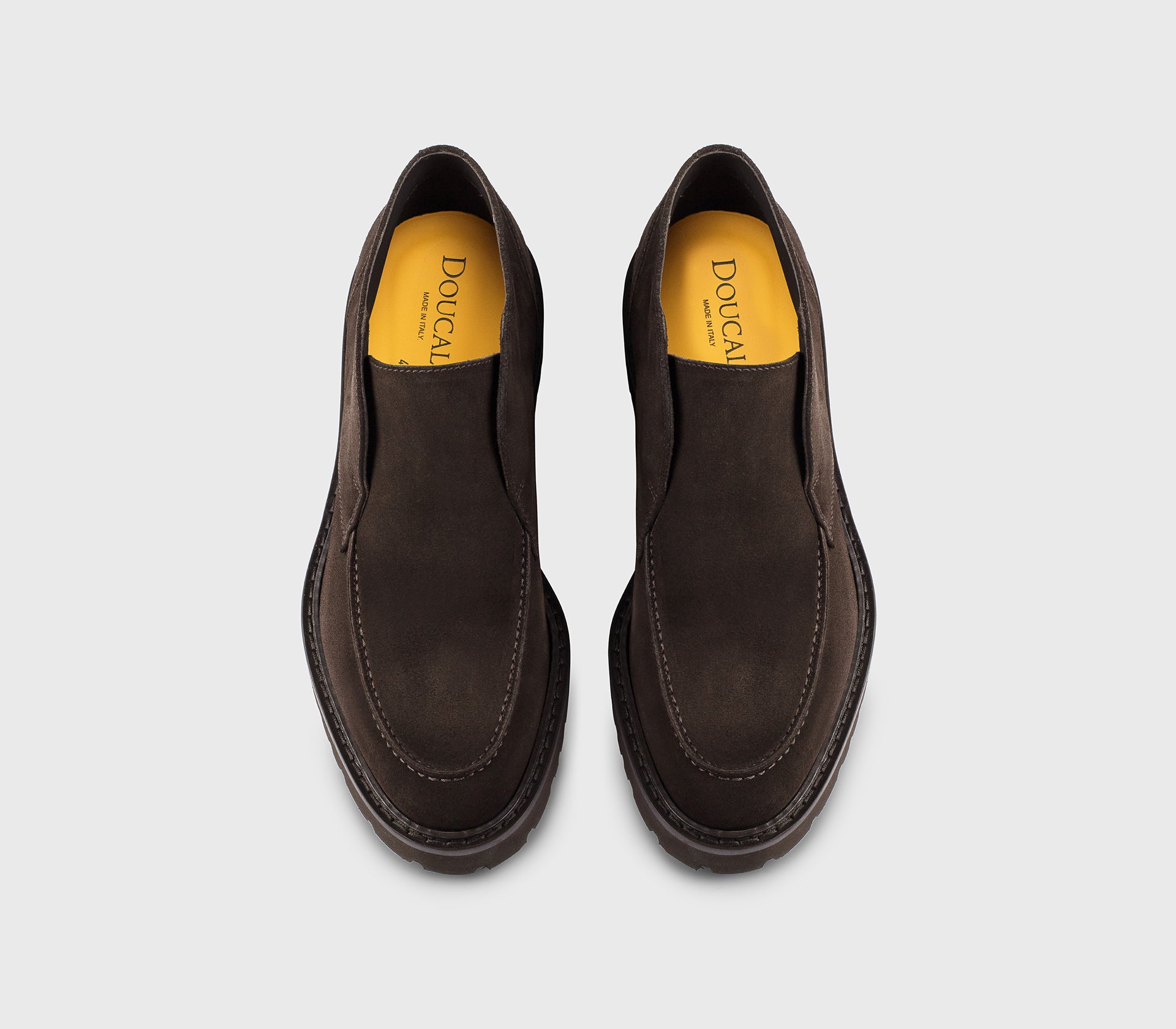 “Earth” brown suede desert boot