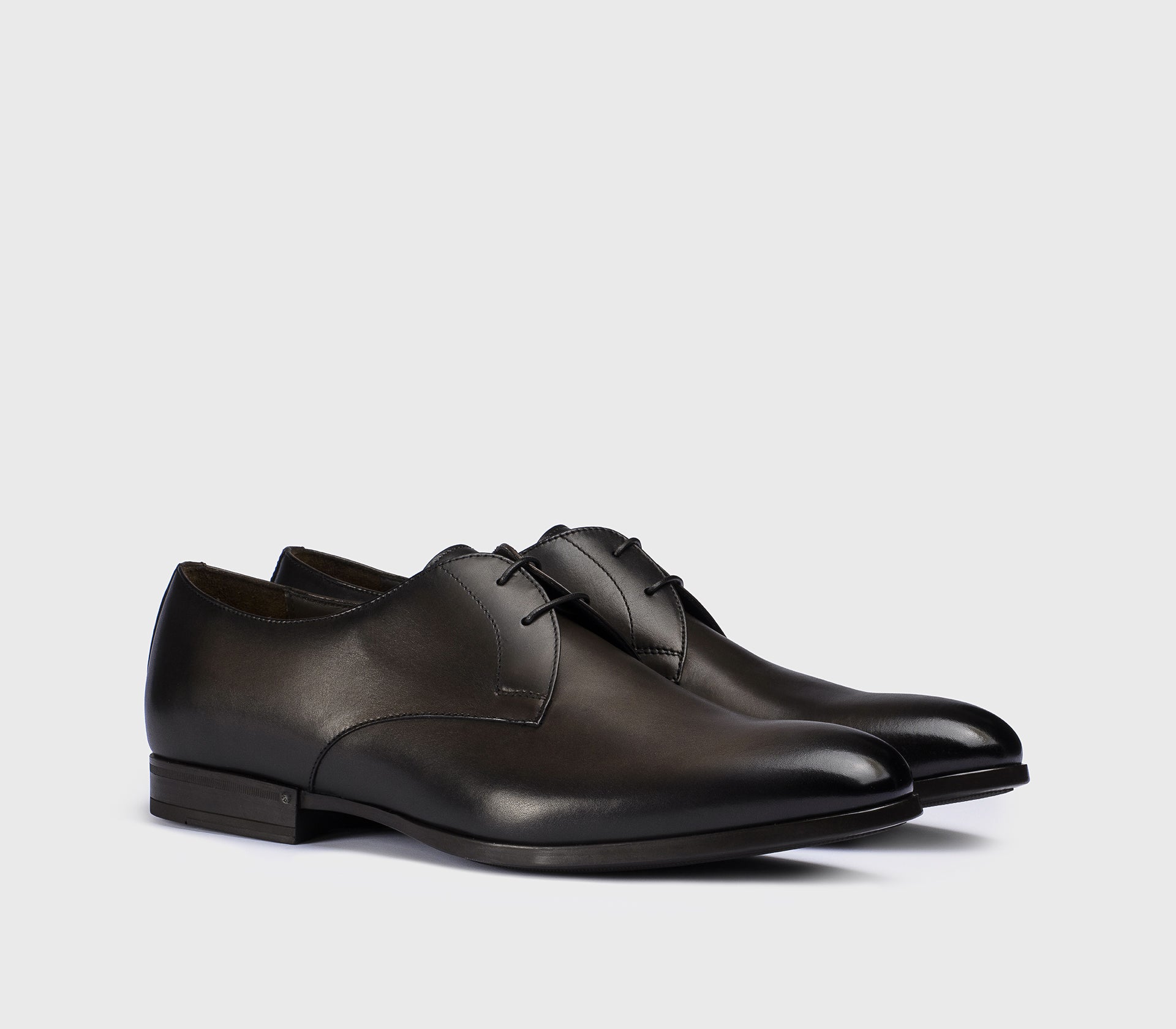 Schnürschuh aus dunkelbraunem Leder