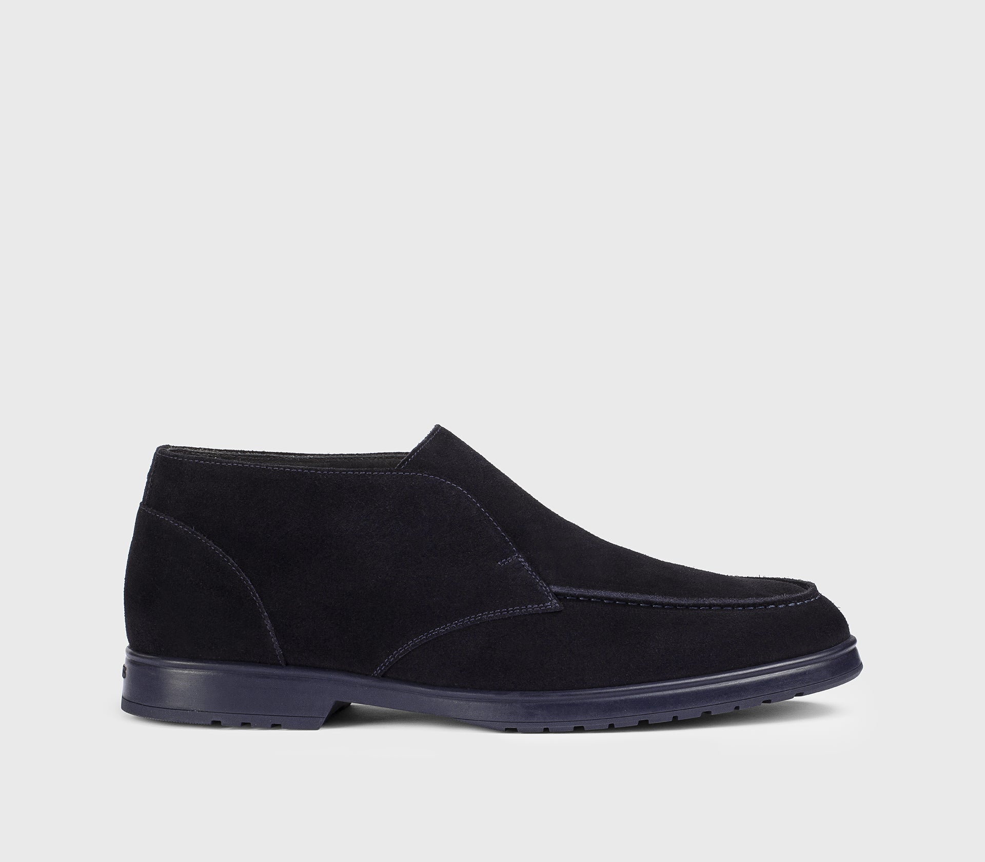 Blue suede desert boot with sheepskin lining