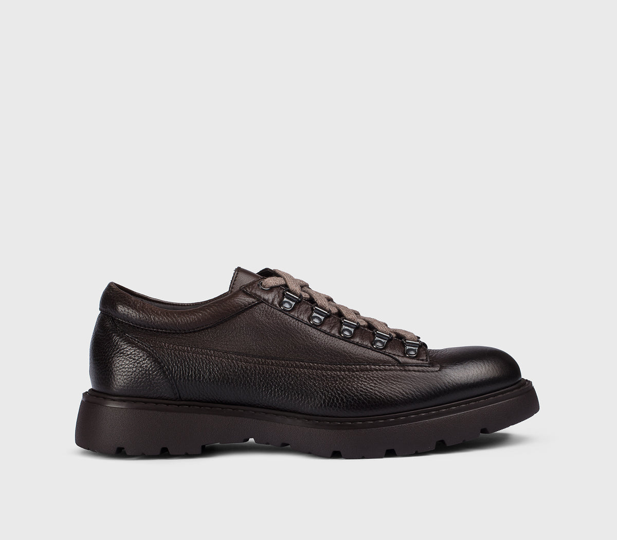 Schnürschuh mit Haken aus schwarzbraunem Walkleder
