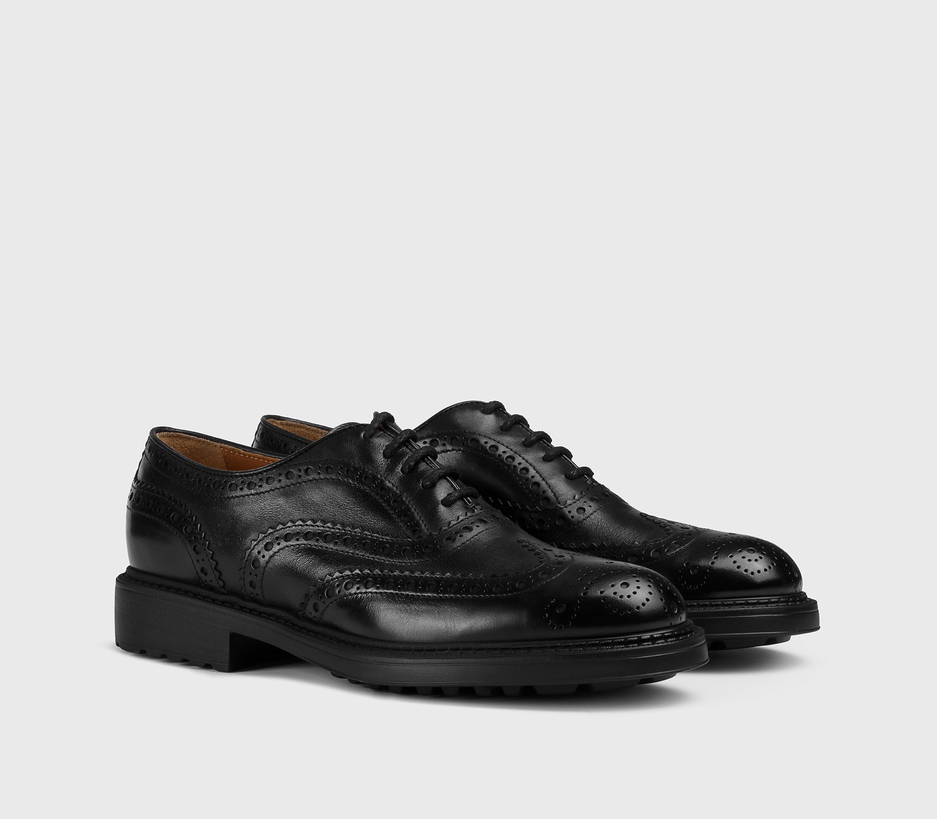 Wingtip-Brogue-Schnürschuh aus schwarzem Leder