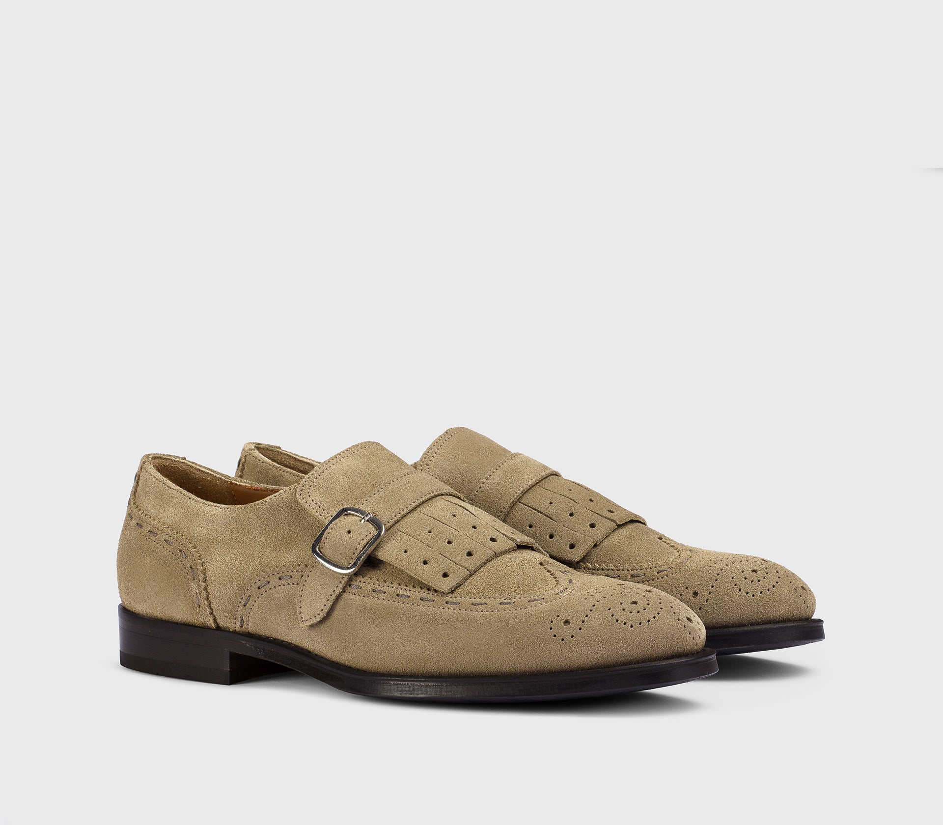 Cocoa-coloured suede single-buckle shoe with fringe