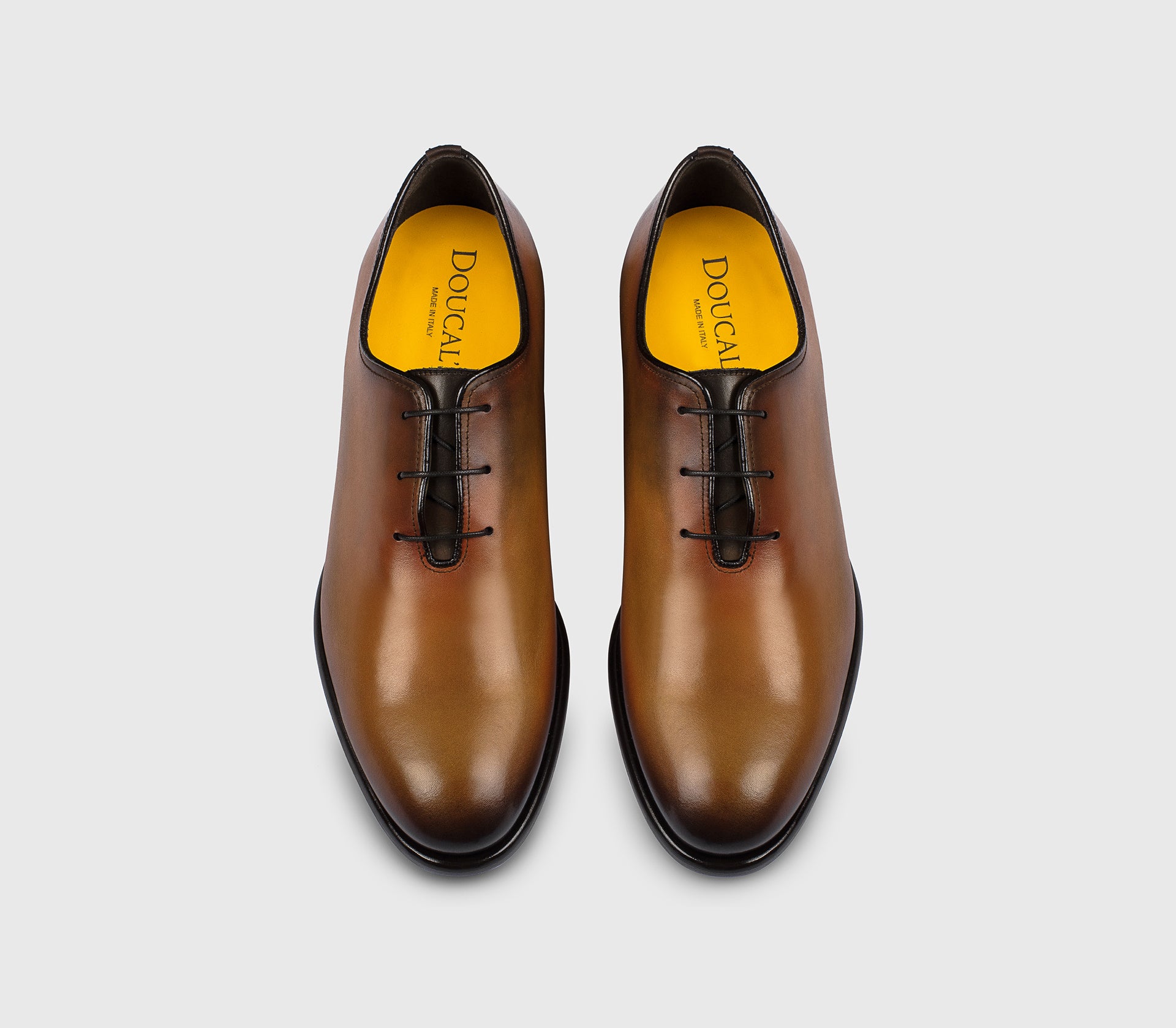 Schnürschuh aus karamellbraunem Leder