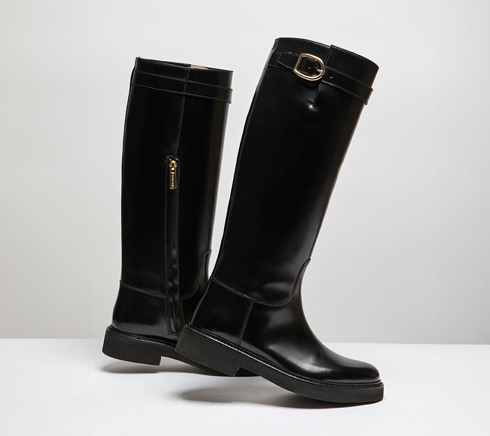Stiefel mit Schnallenverzierung aus glänzendem schwarzem Leder